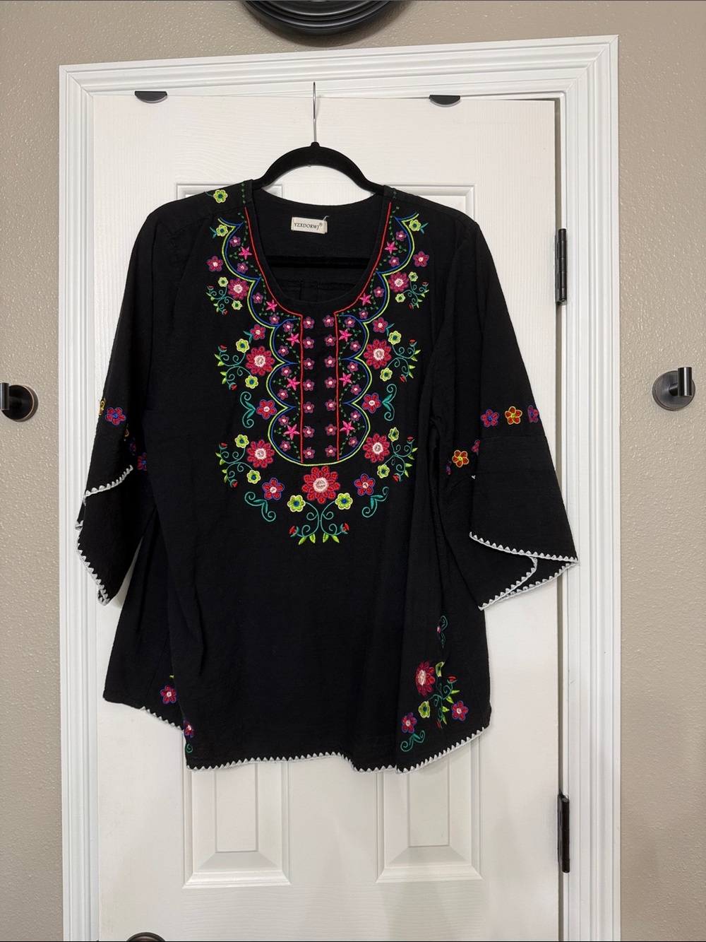Black Embroidered Floral Tunic Top by Xhilaration. Brand yzxdorwj